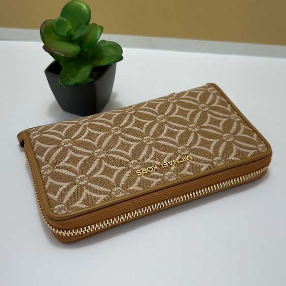 Michael Kors Wallet - Picture 2 of 9